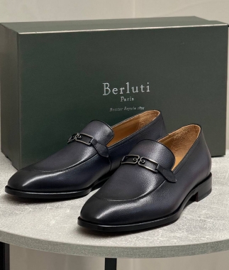 Лоферы Berluti из натуральной кожи красивого патинированного синего цвета с металлической перемычкой, на кожаной подошве с каблуком.  