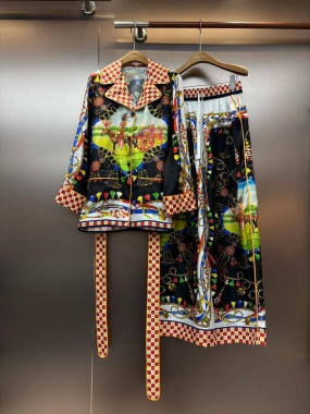 Костюм женский