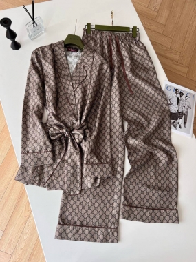 Костюм женский