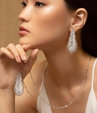Изысканное  колье с подвеской Plume de Paon Boucheron