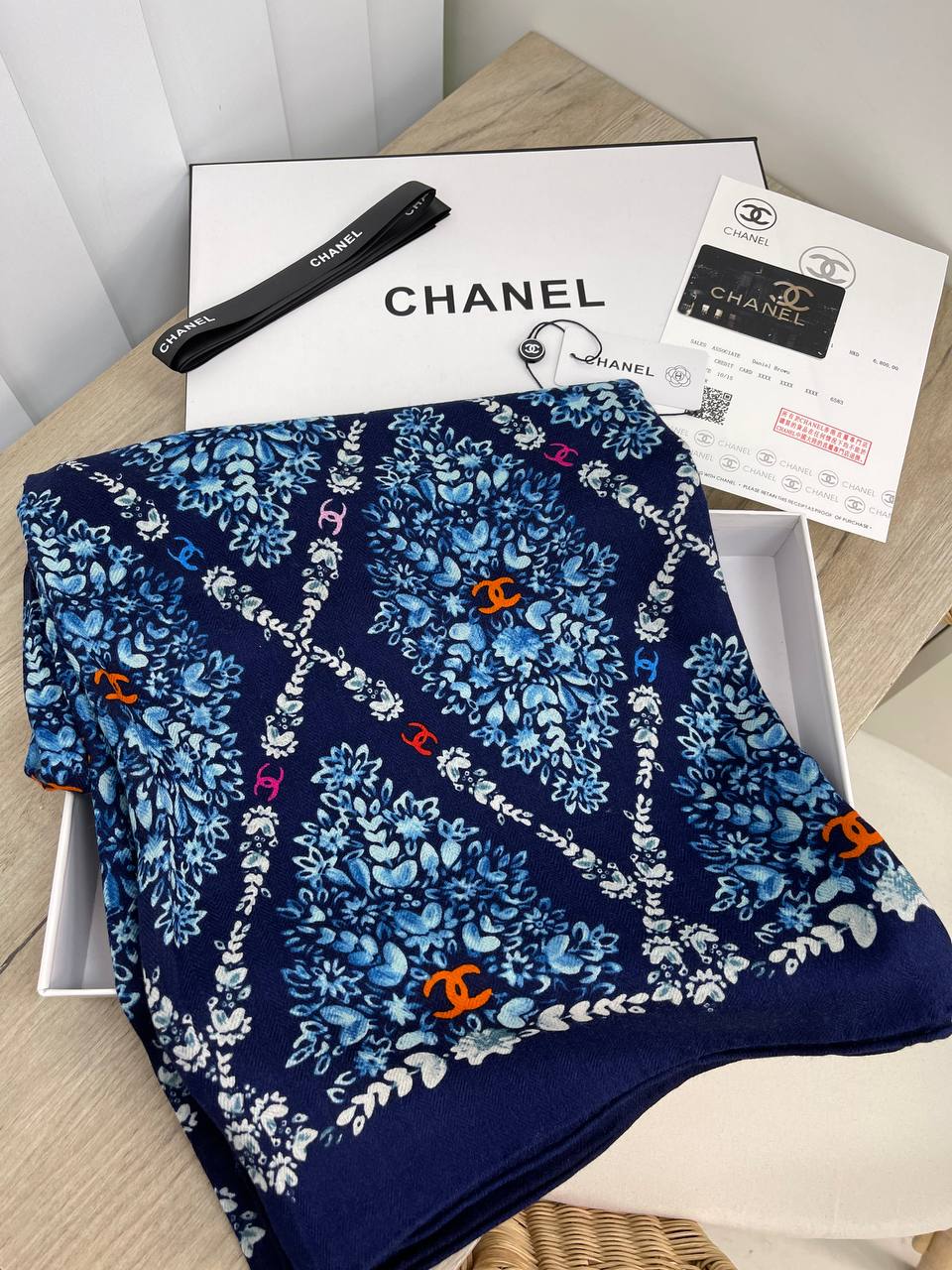 Платки шанель оригинал. Платок Chanel. Женские платки Шанель. Платок Шанель оригинал. Шарф Chanel.