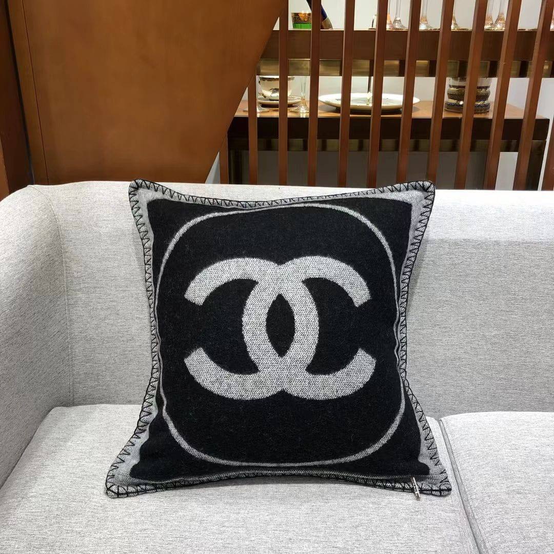 Декоративная подушка Chanel Артикул PL-38038. Вид 1