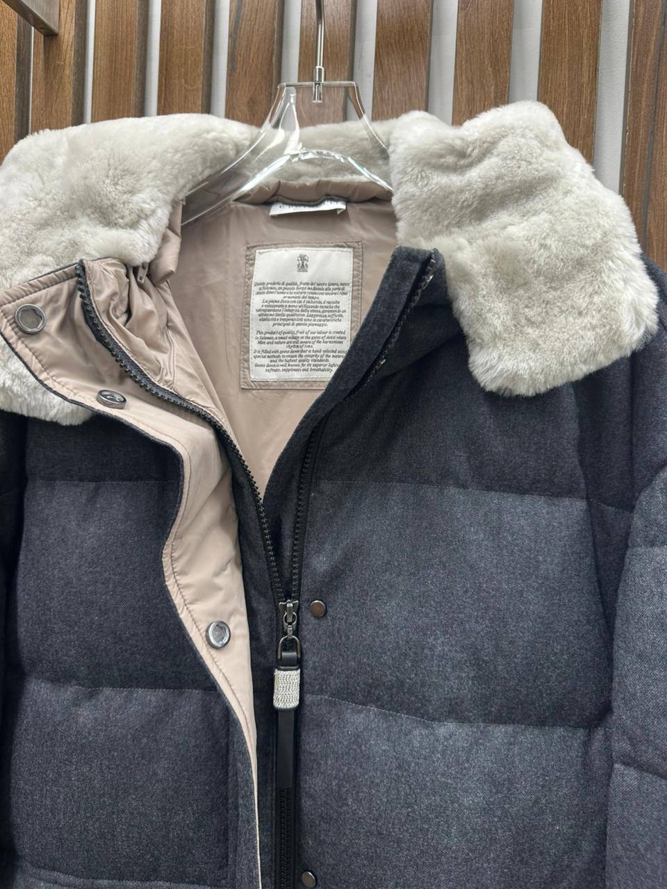 Пуховик  Brunello Cucinelli Артикул PL-69493. Вид 3 Пуховик  Brunello Cucinelli Артикул PL-69493. Вид 3