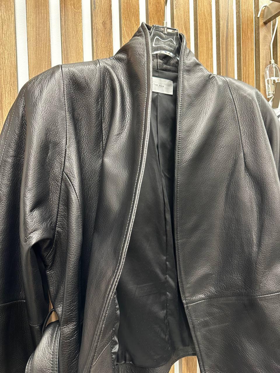 Кожаная куртка The Row Артикул PL-69587. Вид 3 Кожаная куртка The Row Артикул PL-69587. Вид 3